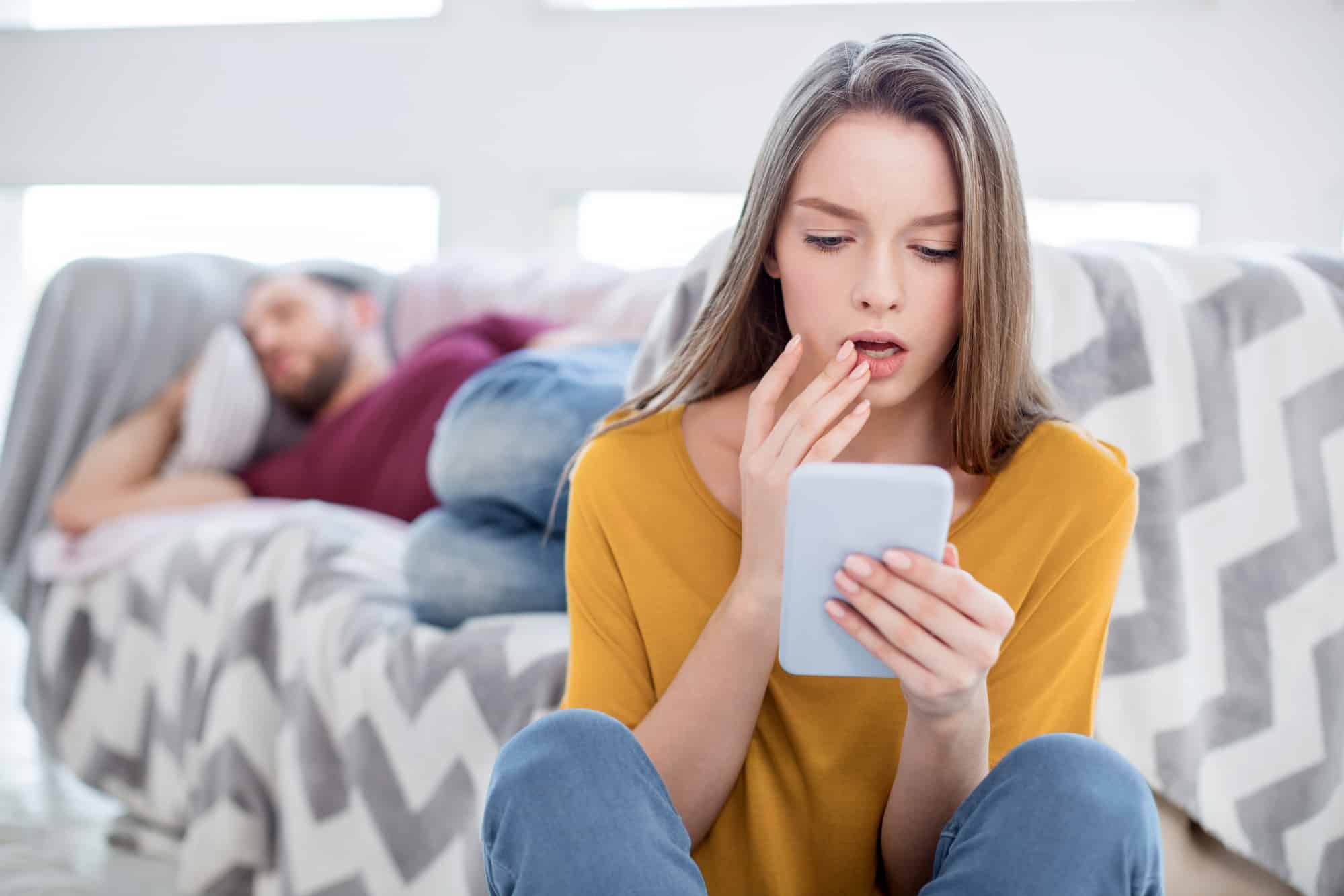 дівчина вибирає курси для спільного дозвілля